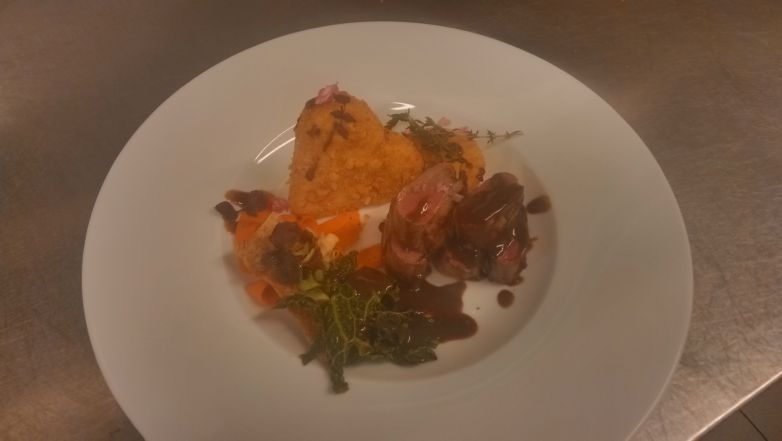 Srnčí hřbet s krupicovým nokem,silný jus,pošírovaná kapusta ve viniagretu