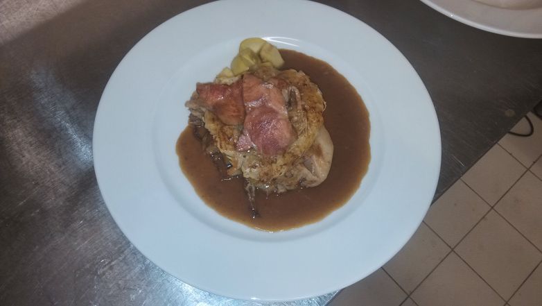 Pečený bůček s nádivkou a jihočeskými zelňáky
