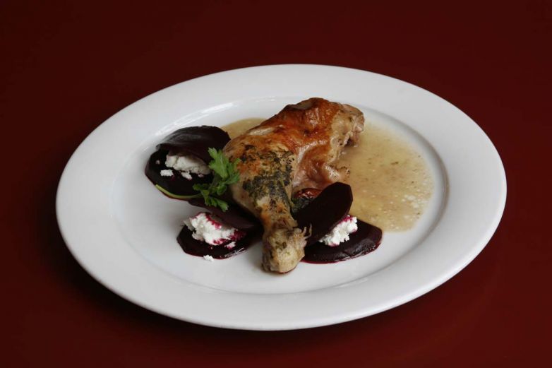 Kuřecí stehno sous vide s raviolou z červené řepy