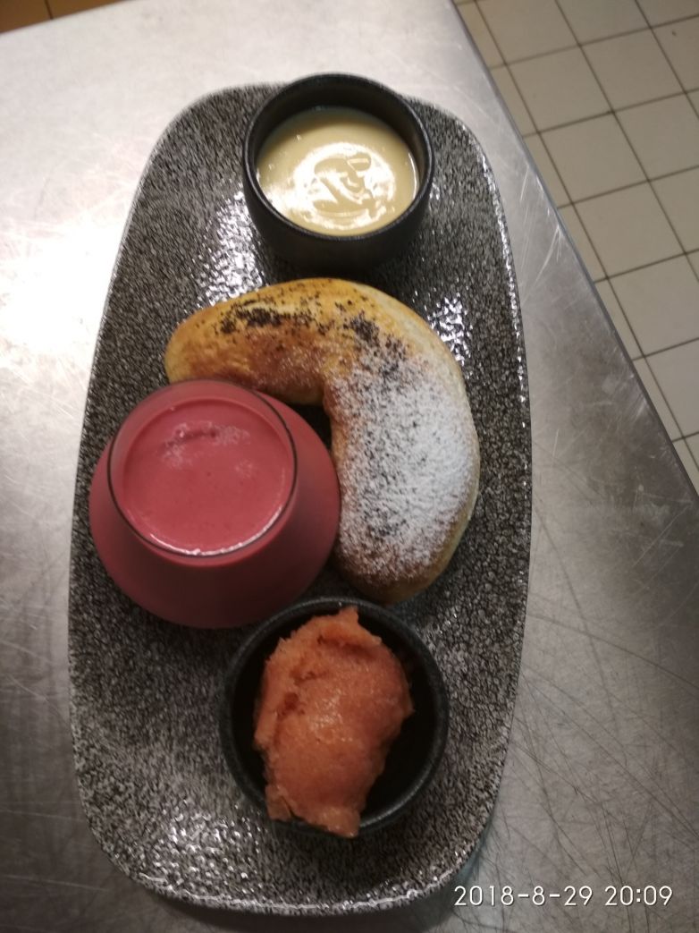 Máslový loupák,nektarinkový sorbet s chilli,vinné šodo