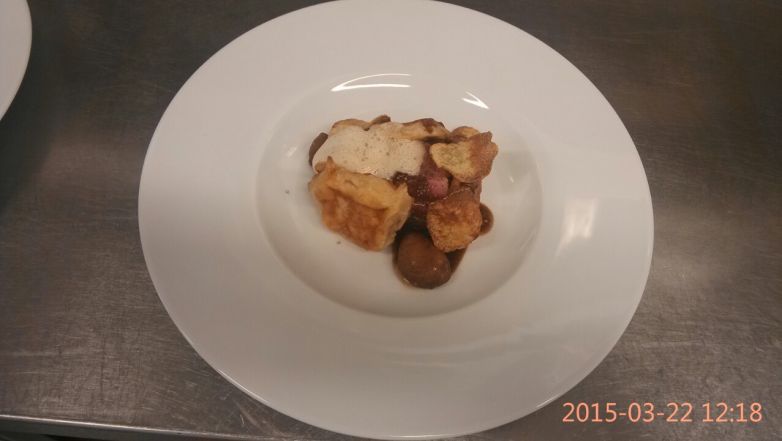 Glazírovaná kančí panenka s blíny,petrželová pěna,bramborové lupínky,houby