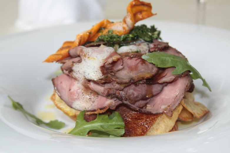 Rost Beef s bramborovými chipsy s pestem a pěnou z parmezánu
