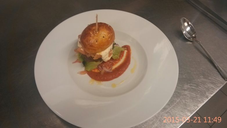 Zvěřinový hamburger s rajčatovým tatarem a restovaným salátem,paprikové pyré