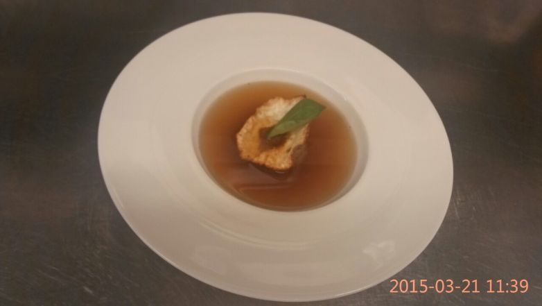 Zvěřinové consommé s kuřecím nokem
