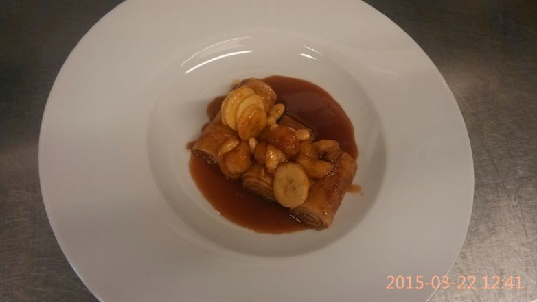 Palačinka prohřátá v pomerančovém másle s ořechy