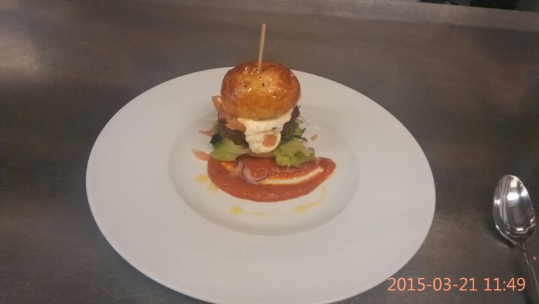 Zvěřinový hamburger s rajčatovým tatarem a restovaným salátem,paprikové pyré